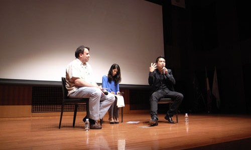 ボートピープルの悲しい運命について描かれた『マザーフィッシュ』の上映後に登壇した監督のコア･ドー氏（右）は、幼少期にベトナムからオーストラリアに流れ着いた自身の経験について語ってくれました。（2010年・第5回）/Talk event by Mr. Khoa Do, the film director of “Mother Fish” (5th, 2010)