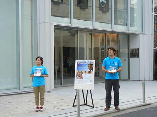 青山学院アスタジオ会場の入り口で来場者をご案内する会場ボランティア。（2011年・第6回）Volunteers guiding the audience at Aoyama Gaukin Astudio (6th, 2011)