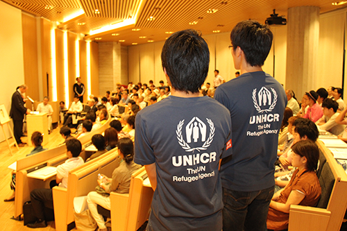 UNHCRのロゴが入ったチームウェアはスタッフや会場ボランティアのユニフォーム。/ Please look for film festival staff wearing UNHCR T-shirt for your assistance.