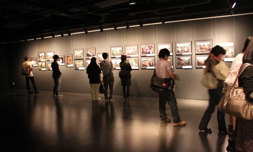 第5回UNHCR難民映画祭（2010年）の期間中、セルバンテス文化センターの二階のギャラリースペースでフォトジャーナリスト広河隆一氏の写真展が開催されました。（2010年4月～5月に取材したコンゴ民主共和国東側キブ州の難民・避難民の取材）Mr. Ryuichi Hirokawa’s photo exhibition at Instituto Cervantes de Tokio (5th , 2010)