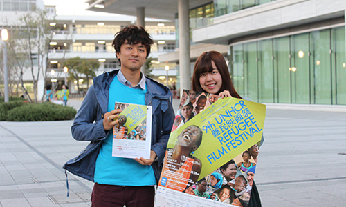 映画祭のポスターとチラシを持って呼び込みをする会場ボランティアの大学生たち(2014年･第9回) /Student volunteers