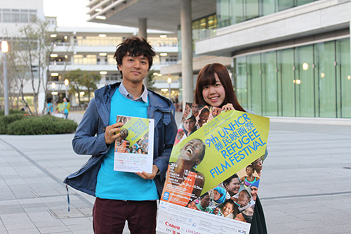 映画祭のポスターとチラシを持って呼び込みをする会場ボランティアの大学生たち(2014年･第9回) /Student volunteers