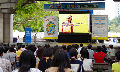 天気に恵まれたグローバル・フェスタJAPAN2014での野外上映は大盛況でした（2014年・第9回）Pre-screening at Global Festa Japan 2014 (9th, 2014)