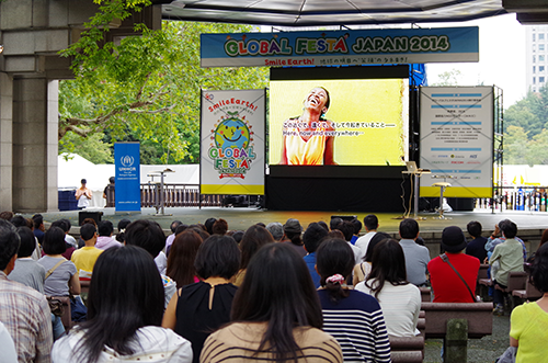 天気に恵まれたグローバル・フェスタJAPAN2014での野外上映は大盛況でした（2014年・第9回）Pre-screening at Global Festa Japan 2014 (9th, 2014)