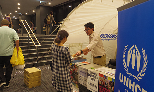 明治大学中野キャンパス、ホールのロビーには難民キャンプで実際に使用されるテントが展示されました。（2013年・第8回）UNHCR tent was displayed at Meiji University Nakano Campus (8th, 2013)