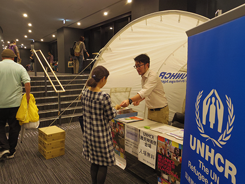 明治大学中野キャンパス、ホールのロビーには難民キャンプで実際に使用されるテントが展示されました。（2013年・第8回）UNHCR tent was displayed at Meiji University Nakano Campus (8th, 2013)