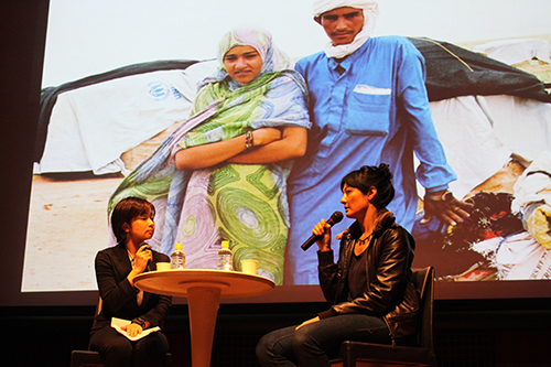 『トンブクトゥのウッドストック』の上映後にトークイベントを行ったジャーナリストのデコート豊崎アリサさん。映画の題材にもなっているトゥアレグ難民の状況についてご自身が撮影された写真を紹介しながらお話されました。（2013年・第8回）/ Ms. Alissa Descotes Toyosaki , a jounalist, talked about her recent coverage on Tuareg minority. (8th, 2013)